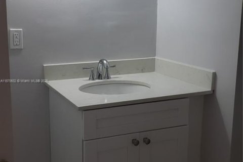 Condo in Sunny Isles Beach, Florida, 2 bedrooms № 1920020 - photo 13