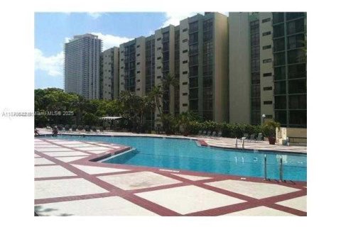 Condo in Sunny Isles Beach, Florida, 2 bedrooms № 1920020 - photo 17