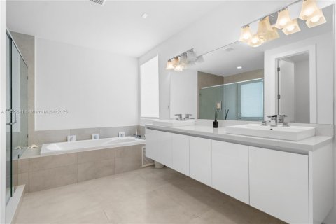 House in Doral, Florida 4 bedrooms, 281.49 sq.m. № 1874975 - photo 30