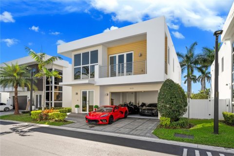 House in Doral, Florida 4 bedrooms, 281.49 sq.m. № 1874975 - photo 1