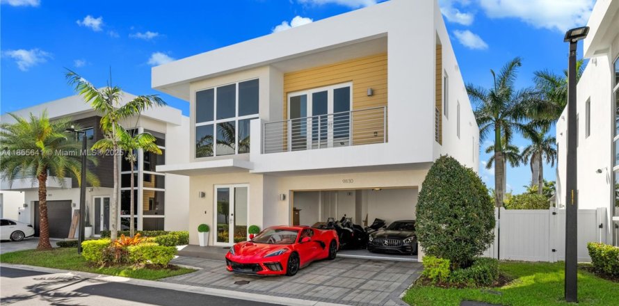 House in Doral, Florida 4 bedrooms, 281.49 sq.m. № 1874975