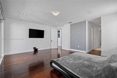 House in Doral, Florida 4 bedrooms, 281.49 sq.m. № 1874975 - photo 28