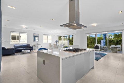House in Doral, Florida 4 bedrooms, 281.49 sq.m. № 1874975 - photo 15