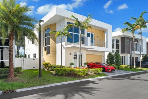 House in Doral, Florida 4 bedrooms, 281.49 sq.m. № 1874975 - photo 3
