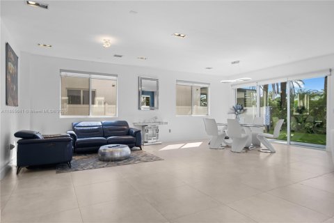 House in Doral, Florida 4 bedrooms, 281.49 sq.m. № 1874975 - photo 10