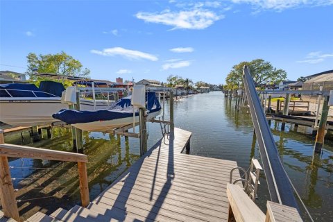 House in Tampa, Florida 3 bedrooms, 221.57 sq.m. № 1759644 - photo 4