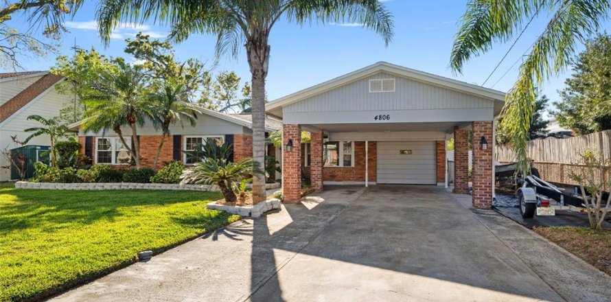 House in Tampa, Florida 3 bedrooms, 221.57 sq.m. № 1759644