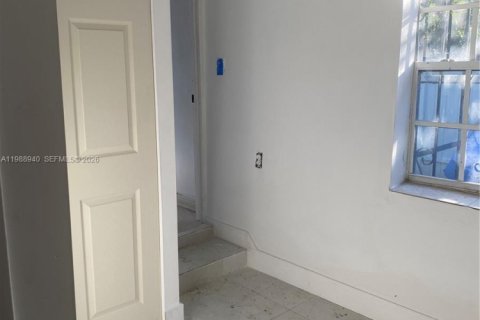 Снять в аренду виллу или дом в Майами, Флорида 1 спальня, 61.32м2, № 2058035 - фото 3