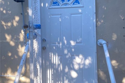 Снять в аренду виллу или дом в Майами, Флорида 1 спальня, 61.32м2, № 2058035 - фото 2