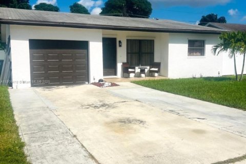 House in Boca Raton, Florida 2 bedrooms, 109.07 sq.m. № 1965151 - photo 6