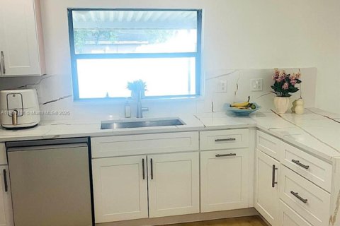 House in Boca Raton, Florida 2 bedrooms, 109.07 sq.m. № 1965151 - photo 12