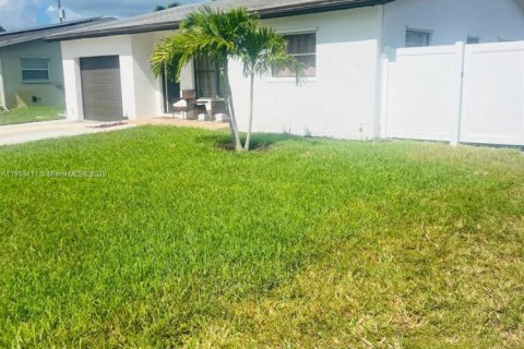 House in Boca Raton, Florida 2 bedrooms, 109.07 sq.m. № 1965151 - photo 2