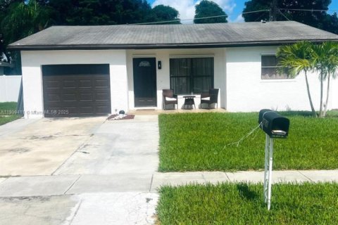 House in Boca Raton, Florida 2 bedrooms, 109.07 sq.m. № 1965151 - photo 5