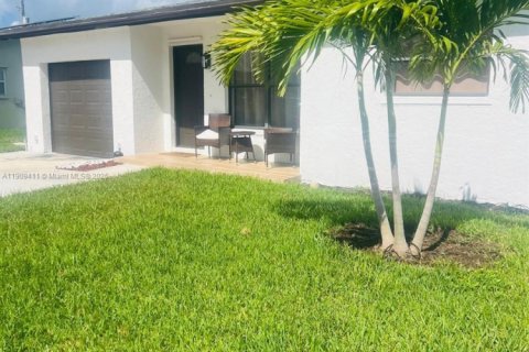 House in Boca Raton, Florida 2 bedrooms, 109.07 sq.m. № 1965151 - photo 1