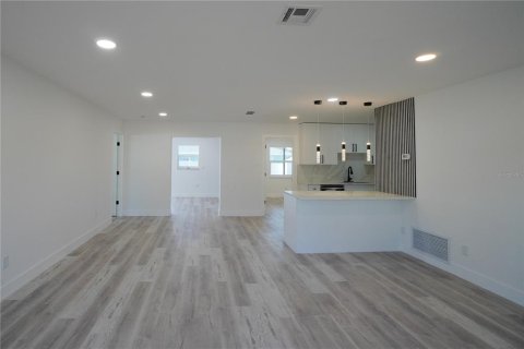House in Venice, Florida 2 bedrooms, 142.98 sq.m. № 2231362 - photo 10