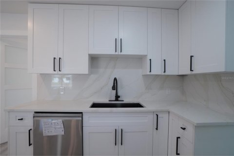House in Venice, Florida 2 bedrooms, 142.98 sq.m. № 2231362 - photo 20