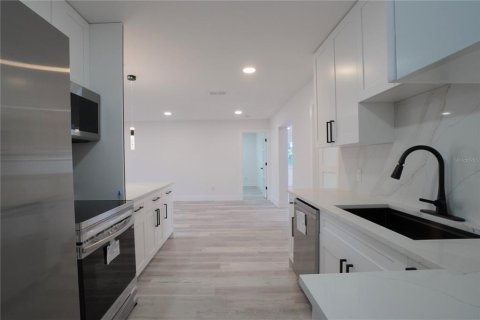 House in Venice, Florida 2 bedrooms, 142.98 sq.m. № 2231362 - photo 21