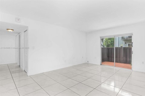 Condo in Miami, Florida, 2 bedrooms  № 1892506 - photo 3