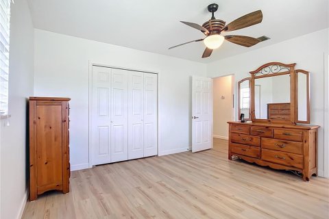 House in Dover, Florida 4 bedrooms, 227.7 sq.m. № 1868853 - photo 30