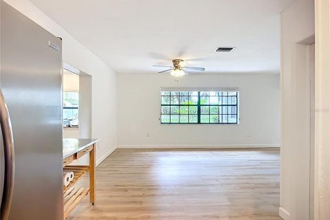 House in Dover, Florida 4 bedrooms, 227.7 sq.m. № 1868853 - photo 22