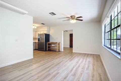 House in Dover, Florida 4 bedrooms, 227.7 sq.m. № 1868853 - photo 13