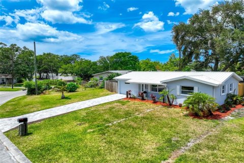 House in Largo, Florida 3 bedrooms, 101.45 sq.m. № 2151464 - photo 2