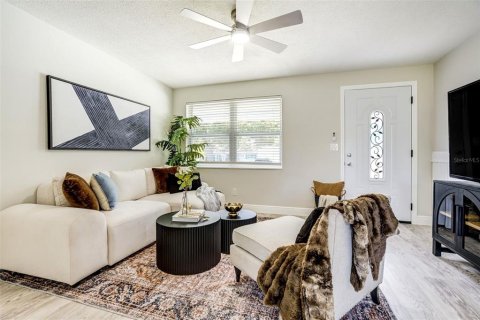House in Largo, Florida 3 bedrooms, 101.45 sq.m. № 2151464 - photo 6