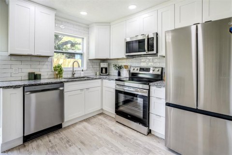 House in Largo, Florida 3 bedrooms, 101.45 sq.m. № 2151464 - photo 5