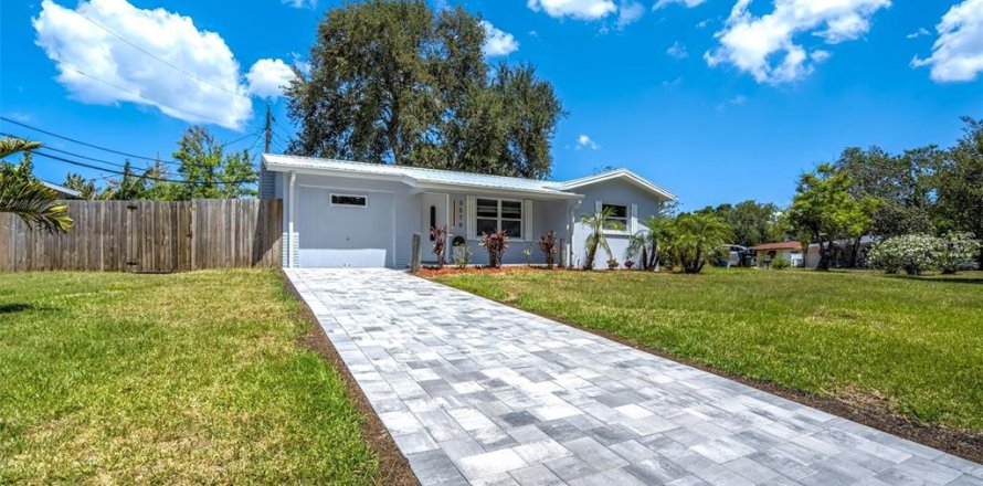 House in Largo, Florida 3 bedrooms, 101.45 sq.m. № 2151464