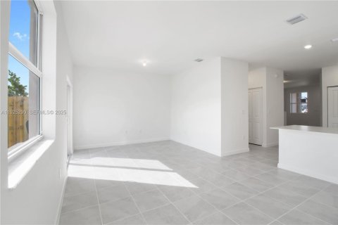 Снять в аренду таунхаус в Хомстед, Флорида 4 спальни, 169.83м2, № 1987131 - фото 14