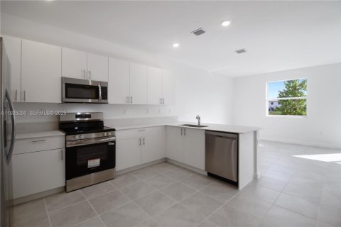 Снять в аренду таунхаус в Хомстед, Флорида 4 спальни, 169.83м2, № 1987131 - фото 8