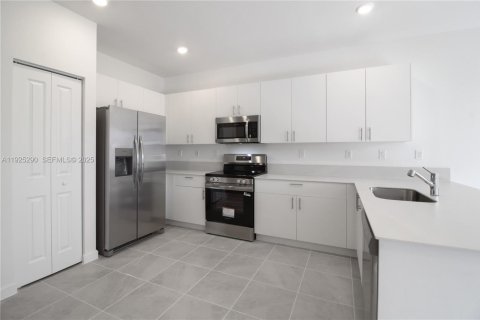 Снять в аренду таунхаус в Хомстед, Флорида 4 спальни, 169.83м2, № 1987131 - фото 9