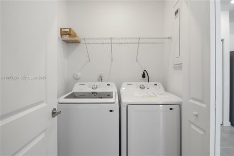 Снять в аренду таунхаус в Хомстед, Флорида 4 спальни, 169.83м2, № 1987131 - фото 18