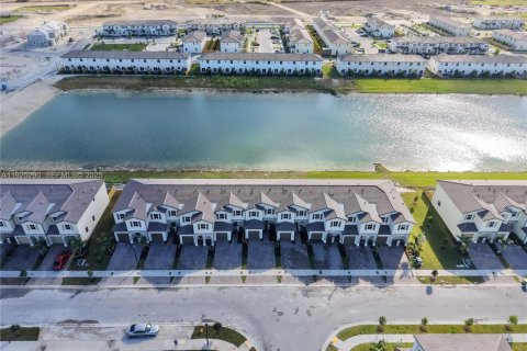 Снять в аренду таунхаус в Хомстед, Флорида 4 спальни, 169.83м2, № 1987131 - фото 3