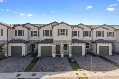 Снять в аренду таунхаус в Хомстед, Флорида 4 спальни, 169.83м2, № 1987131 - фото 1