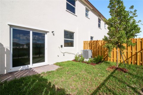 Снять в аренду таунхаус в Хомстед, Флорида 4 спальни, 169.83м2, № 1987131 - фото 30