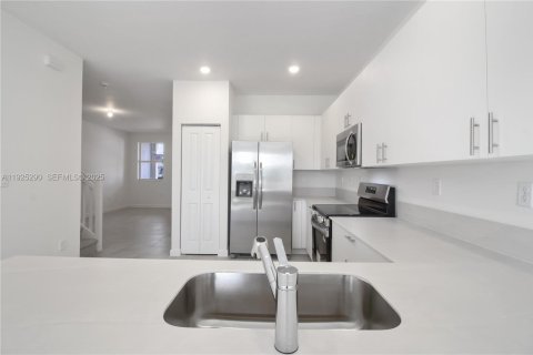 Снять в аренду таунхаус в Хомстед, Флорида 4 спальни, 169.83м2, № 1987131 - фото 10