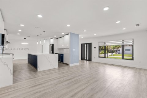 House in Miami, Florida 3 bedrooms, 180.42 sq.m. № 2064231 - photo 9