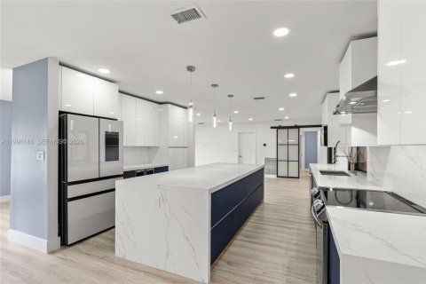 House in Miami, Florida 3 bedrooms, 180.42 sq.m. № 2064231 - photo 13