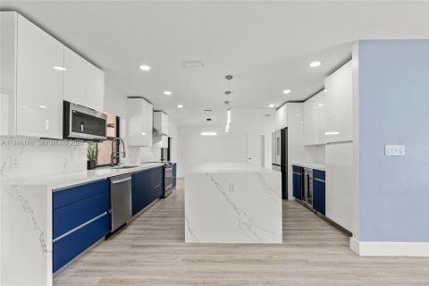 House in Miami, Florida 3 bedrooms, 180.42 sq.m. № 2064231 - photo 11