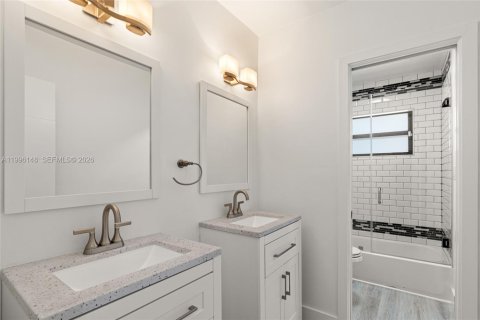 House in Miami, Florida 3 bedrooms, 180.42 sq.m. № 2064231 - photo 26