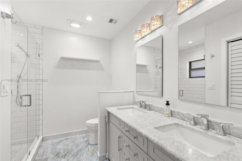 House in Miami, Florida 3 bedrooms, 180.42 sq.m. № 2064231 - photo 21