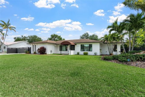 House in Miami, Florida 3 bedrooms, 180.42 sq.m. № 2064231 - photo 2