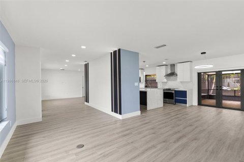House in Miami, Florida 3 bedrooms, 180.42 sq.m. № 2064231 - photo 16