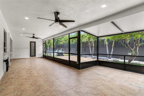 House in Miami, Florida 3 bedrooms, 180.42 sq.m. № 2064231 - photo 28