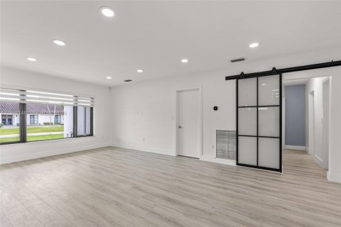 House in Miami, Florida 3 bedrooms, 180.42 sq.m. № 2064231 - photo 10