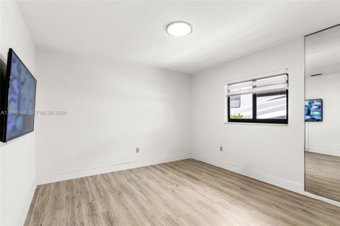 House in Miami, Florida 3 bedrooms, 180.42 sq.m. № 2064231 - photo 25