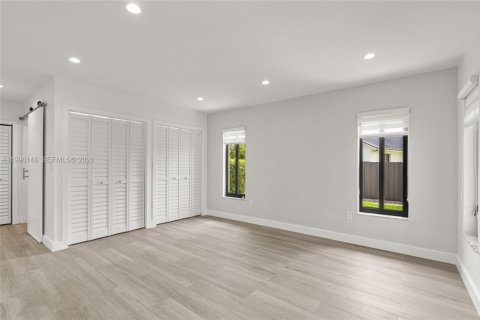 House in Miami, Florida 3 bedrooms, 180.42 sq.m. № 2064231 - photo 19