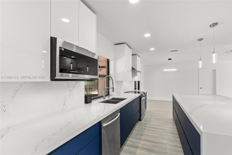 House in Miami, Florida 3 bedrooms, 180.42 sq.m. № 2064231 - photo 12