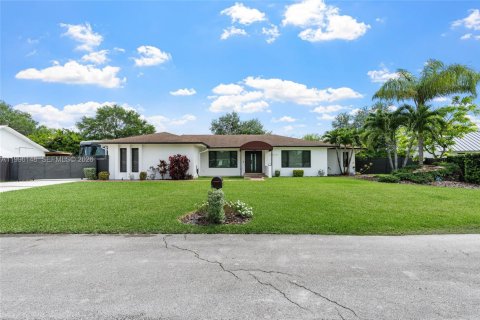 House in Miami, Florida 3 bedrooms, 180.42 sq.m. № 2064231 - photo 3